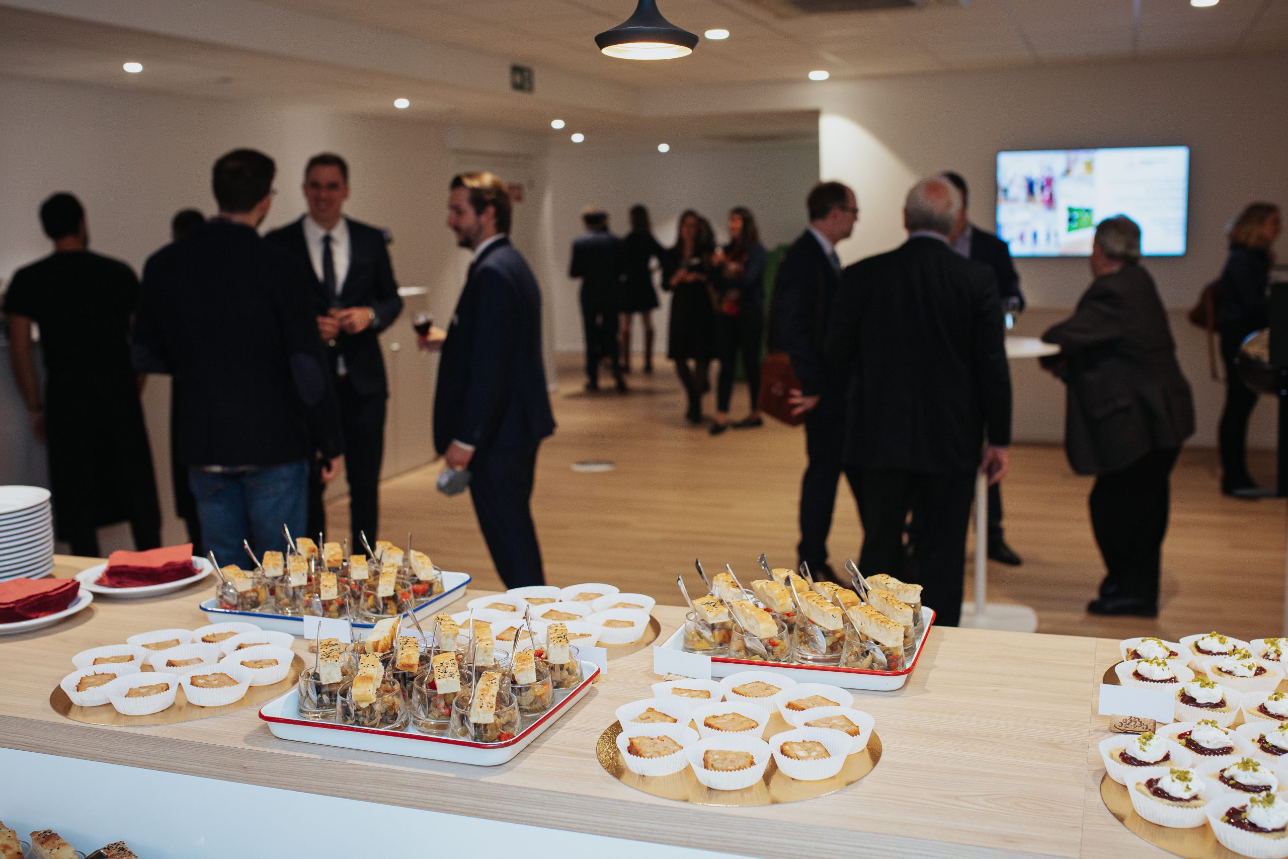 Corporate event networking session in a modern meeting room, ideal for a cocktail reception in Brussels